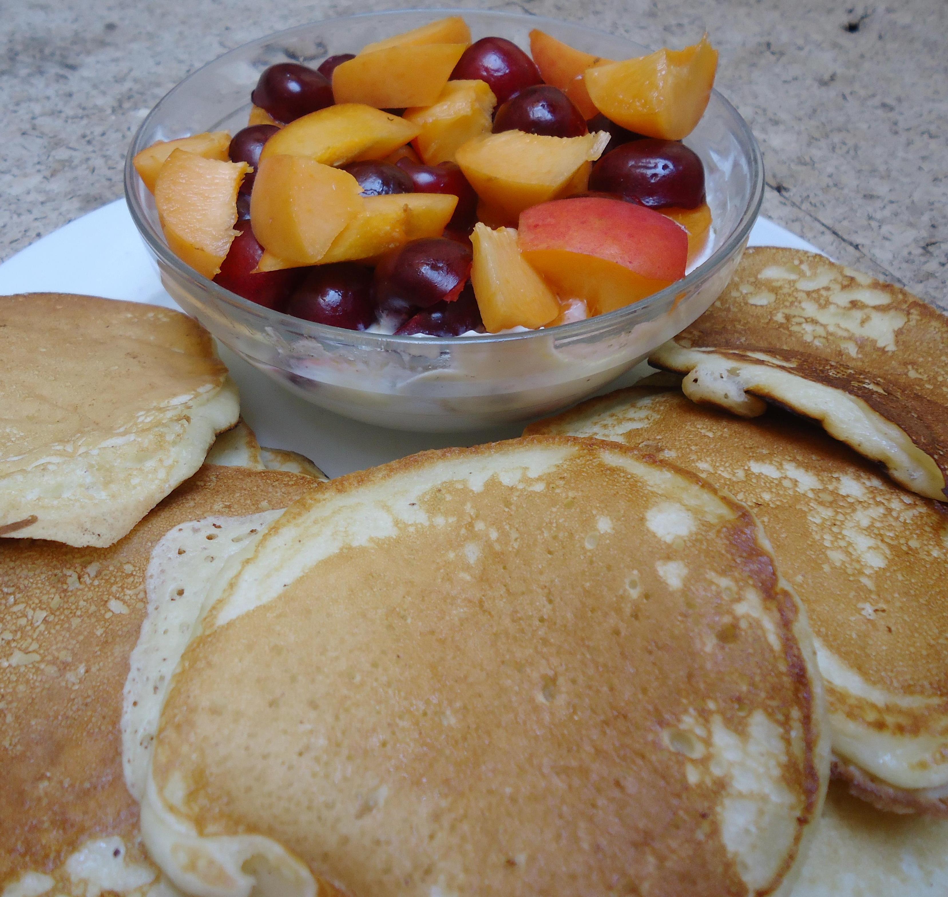 Petit déjeuner décadent pour les enfants : pancakes et en