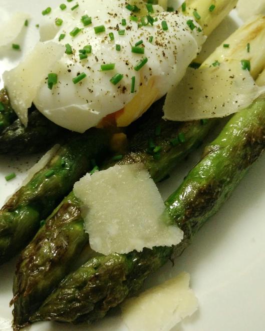 asperges vertes-œuf mollet-parmesan-combinaisons alimentaires-sans gluten-Narbonne-blog Narbonne-blogueuse Narbonne