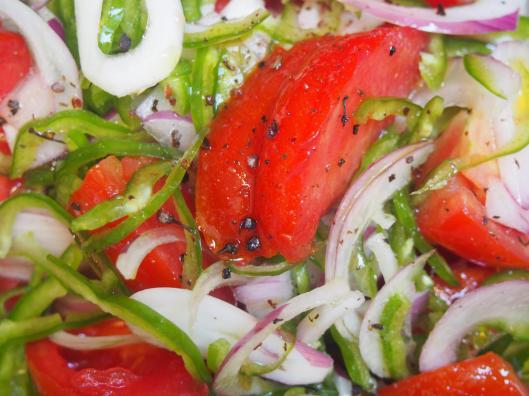 tomate-salade de tomates-oignon rouge-poivron-ail-blog Narbonne-blogueuse Narbonne-Carole Caillaba Suchet-sans gluten-végan